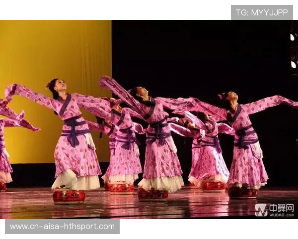 冰壶队比赛前跳拉伸舞蹈，观众笑得喷饮料