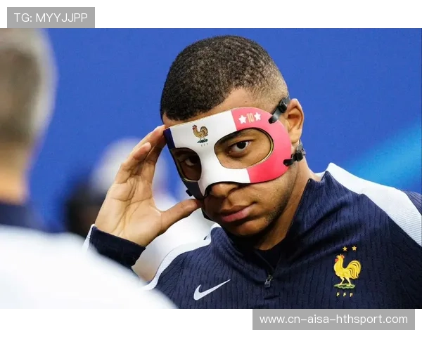 姆巴佩训练间隙为粉丝签名写下鼓励的话语